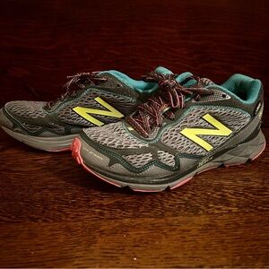 Women’s New Balance Size 7